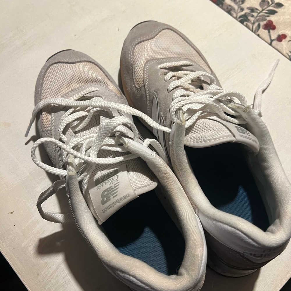 New balance tennis shoes white and gray